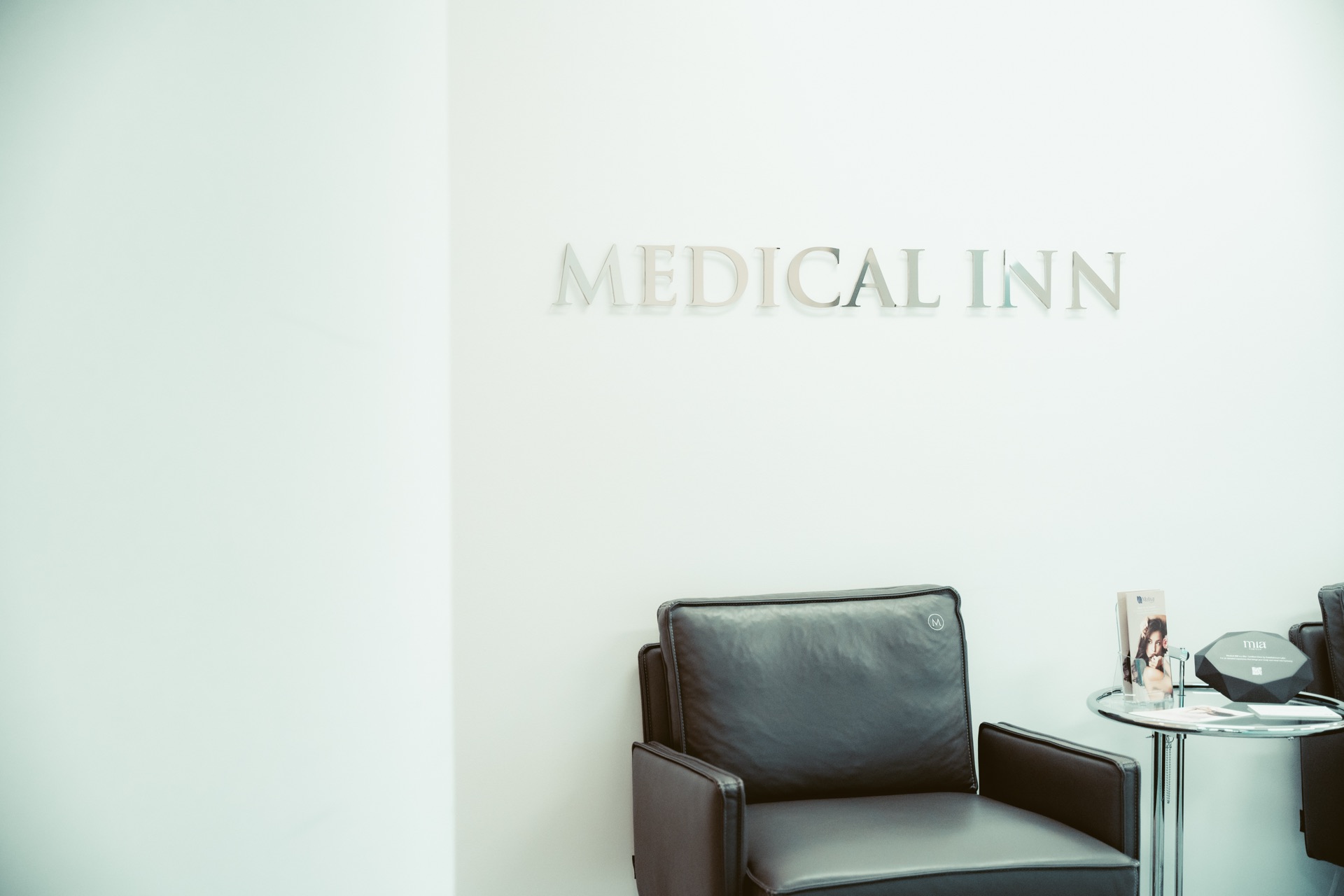 Medical Inn — Markenwand im Empfang