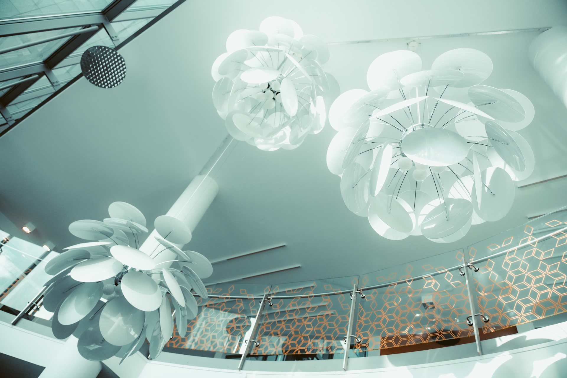 Medical Inn — Designer-Leuchten im Treppenhaus
